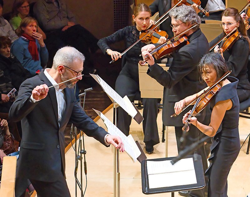 3.27.25-Dima-Slobodeniouk-conducts-Alexander-Velinzon-and-Lucia-Lin-in-Arvo-Parts-Tabula-Rosa-Hilary-Scott-2-1